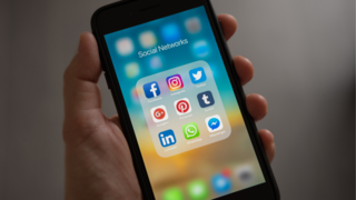 Bild zeigt ein Smartphone auf mehrere Apps zu sehen sind