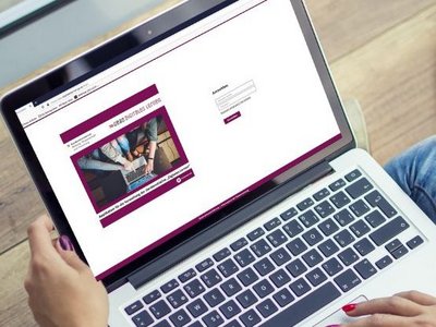 Frau schaut auf einen Laptop auf dem die Applikation zur Verwaltung der Geräteinitiative geöffnet ist