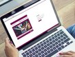 Frau schaut auf einen Laptop auf dem die Applikation zur Verwaltung der Geräteinitiative geöffnet ist
