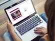 Frau schaut auf einen Laptop auf dem die Applikation zur Verwaltung der Geräteinitiative geöffnet ist