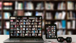 Digitale Geräte auf deren Bildschirm jeweils ein Bücherregal zu sehen ist