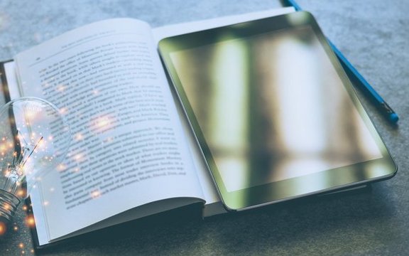 Ein Buch und ein Tablet sind abgebildet