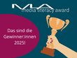 Media Literacy Award - das sind die Gewinner:innen 2025 und eine Hand, die einen Pokal hält.