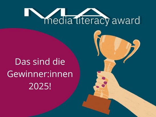 Media Literacy Award - das sind die Gewinner:innen 2025 und eine Hand, die einen Pokal hält.