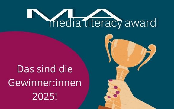 Media Literacy Award - das sind die Gewinner:innen 2025 und eine Hand, die einen Pokal hält.