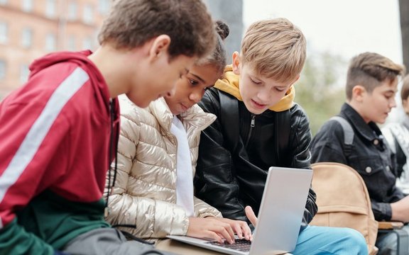 Kinder die in einen Laptop schauen