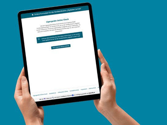 Hände halten ein Tablet auf dem der Eigengeräte-Online-Check zu sehen ist
