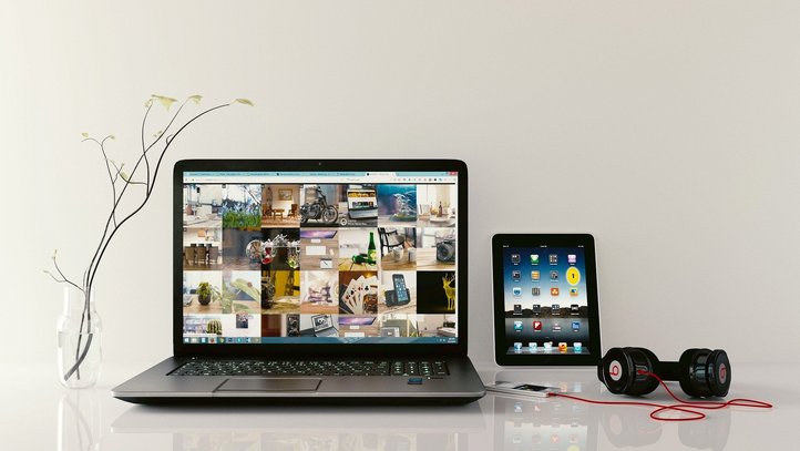 Laptop, Tablet und ein Mobiltelefon mit Kopfhörern.