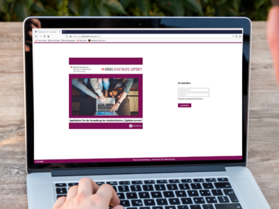 Mann sitzt vor Laptop mit Kaffee und surft im Internet.