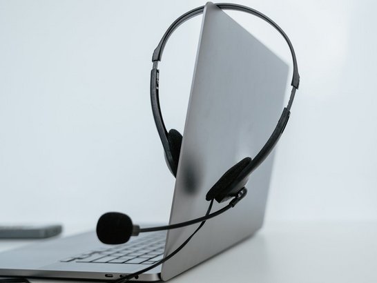 Head-Set hängt auf einem Laptop