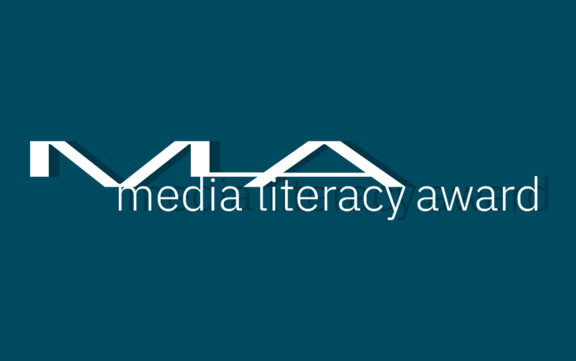 MLA Logo auf grünem Hintegrund