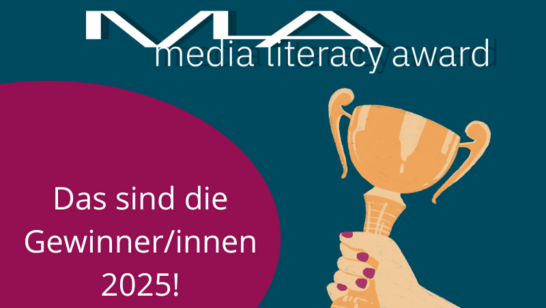 Media Literacy Award - das sind die Gewinner/innen 2025 und eine Hand, die einen Pokal hält.