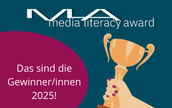 Media Literacy Award - das sind die Gewinner/innen 2025 und eine Hand, die einen Pokal hält.