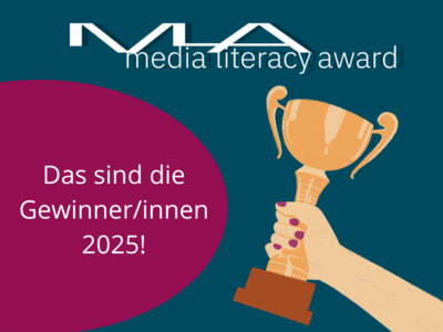 Media Literacy Award - das sind die Gewinner/innen 2025 und eine Hand, die einen Pokal hält.