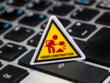 Wartungsarbeiten in der Applikation zur Verwaltung der Geräteinitiative Computertastatur mit einem "Under Construction" Schild darauf.
