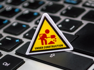 Computertastatur mit einem "Under Construction" Schild darauf.