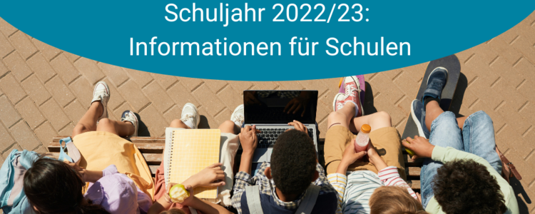 Ein Foto von Schülerinnen und Schülern auf einer Bank aus der Vogelperspektive mit der Überschrift "OeAD Digitales Lernen: Schuljahr 2022/23 Informationen für Schulen" auf blauem Hintergrund. 